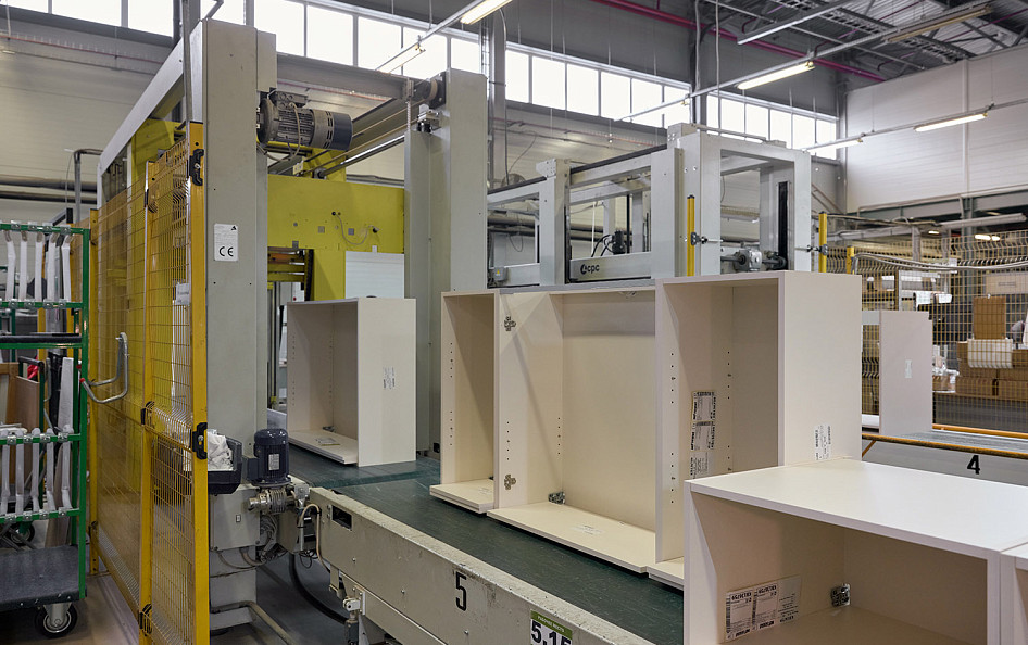 Корпус собираем на отдельном конвейере по технологии без саморезов и гвоздей, что гарантирует идеальную геометрию конструкции.